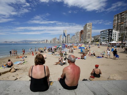 Turistas en una playa de Benidorm.