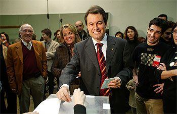 El candidato de CiU, Artur Mas, y su esposa, Helena Rakosnik, ayer en el momento de votar. / MARCEL.LÍ SÁENZ