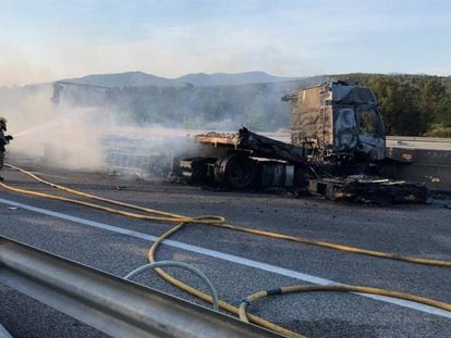 El camión accidentado en Capmany.