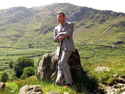 El monarca en el año 2000 visitando una de las múltiples propiedades de la corona Hafod y Llan, en Gales.