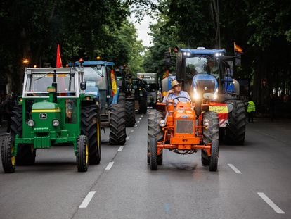 Tractores se suman a la manifestación por la defensa del territorio rural y el sector primario.