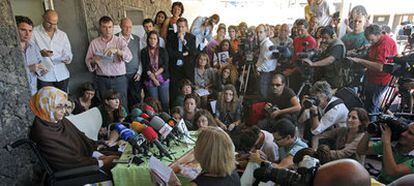 Aminetu Haidar, rodeada de periodistas en el aeropuerto de Lanzarote el 10 de diciembre de 2009.