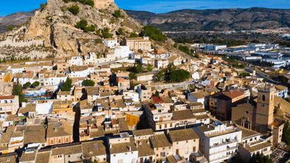 Cuevas con vistas al mar, fábricas de nostalgia y el último fortín de la Segunda República. Una Alicante no tan conocida para descubrir este invierno 