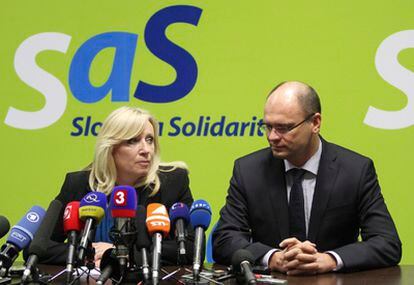 La primera ministra eslovaca, Iveta Radicova, y el líder del partido Libertad y Solidaridad, Richard Sulik, en una rueda de prensa en la sede de su partido, el Movimiento Cristiano y Demócrata.