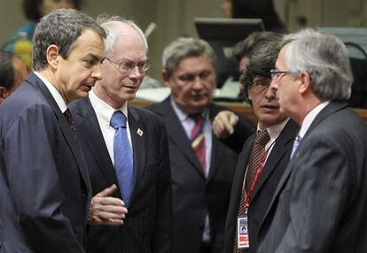 José Luis Rodríguez Zapatero, Herman Van Rompuy y Jean Claude Juncker charlan momentos antes del inicio de la reunión.