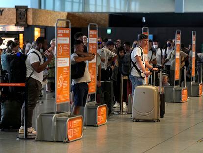 Turistas en la zona de embarque de EasyJet en el aeropuerto de El Prat (Barcelona), este viernes.