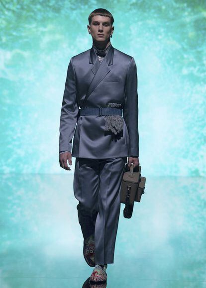 Dior sigue la tendencia de romper con los estereotipos de género y ha renovado el traje masculino añadiéndole estampados brillantes y psicodélicos, en combinación con accesorios femeninos en su último desfile virtual.