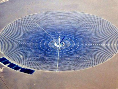 Imagen aérea de la planta solar de Crescent Dunes, en Nevada, Estados Unidos.