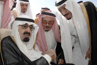 El rey Abdalá (izquierda), con algunos de sus consejeros.