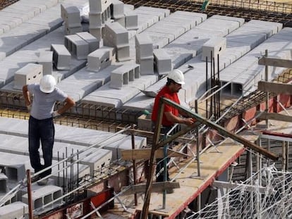 Trabajadores de la construcción levantan un edificio en Bilbao.