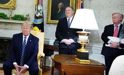 Donald Trump, el secretario de Estado, Mike Pompeo, y el asesor de Seguridad Nacional, John Bolton, el jueves en la Casa Blanca.