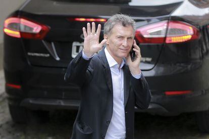Macri, este lunes, responde a un saludo por las calles de Buenos Aires.