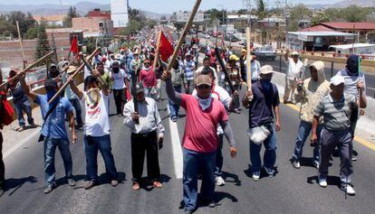 Marcha de maestros en la autopista del Sol el pasado 4 de abril.