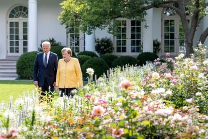 Angela Merkel and Joe Biden walk to the White House press conference (in Washington, DC) in July 2021.