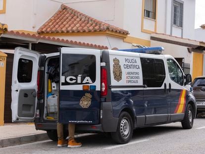 Furgón policial en el barrio donde ha sido hallada una mujer asesinada, en Málaga.