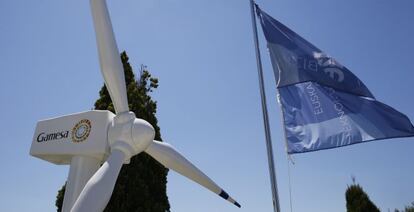 Una replica de un molino de viento que produce energía de la empresa de energías renovables Gamesa. EFE/Archivo