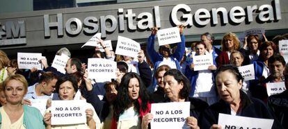 Concentraci&oacute;n de trabajadores de la sanidad frente a La Paz el 19 de enero
