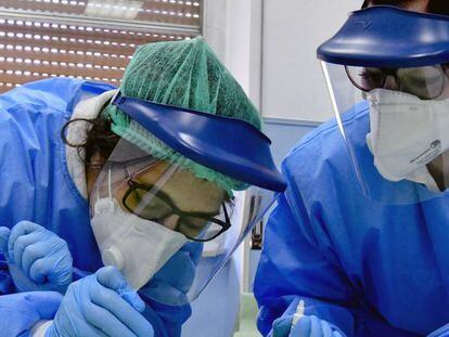 Dos médicos realizan ensayos clínicos sobre el coronavirus en Italia.