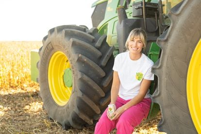 Laura González, de 29 años, es agricultora en la localidad de Arabayona de Mógica (Salamanca).
