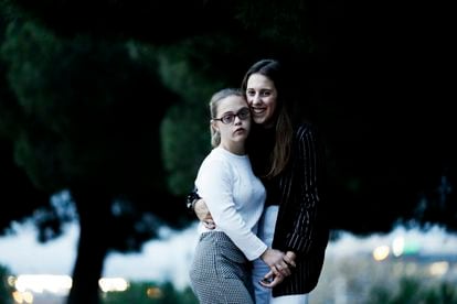 Sara con su hermana Paula, con síndrome de Down, en Madrid.