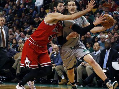 Mirotic intenta arrebatarle el bal&oacute;n a Olynyk.