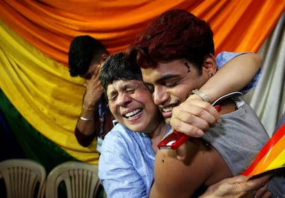 Miembros de la comunidad LGTBI celebran en Bombay la despenalización de la homosexualidad en India.