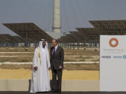 El Rey Juan Carlos y el príncipe heredero de Abu Dabi, el jeque Mohamed bin Zayed Al Nahyan, durante la inauguración de la primera planta comercial del mundo de energía solar por concentración, en octubre de 2011