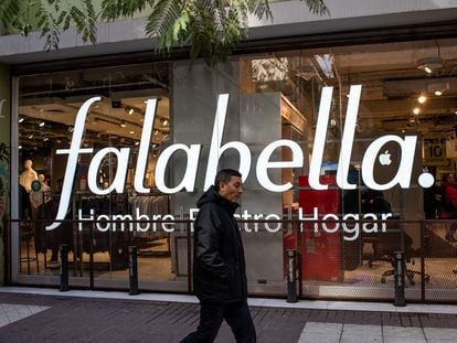 Un hombre camina junto a una tienda Falabella en Santiago (Chile), el 7 de septiembre de 2023.
