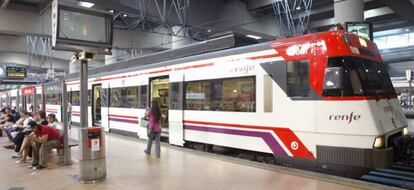 Un tren de Cercanías en la estación madrileña de Atocha.