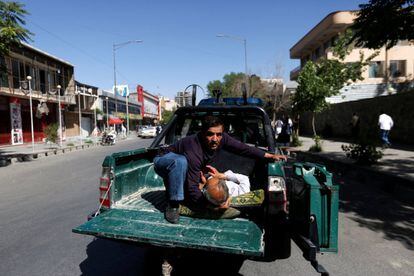 Un hombre sostiene a un hombre herido en una camioneta a las afueras de un hospital tras el atentado. El presidente de Afganistán, Ashraf Ghani, ha asegurado que el atentado suicida supone "un crimen contra la Humanidad".