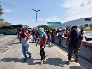 Estudiantes de Ayotzinapa bloquean una autopista en Guerrero en apoyo a los normalistas reprimidos de la Escuela de Mactumatzá.