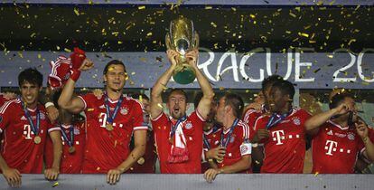 Ribéry alza el trofeo que acredita al Bayern como campeón.
