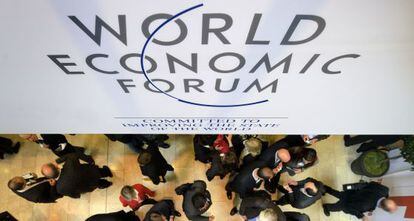 Participantes del foro de Davos en los pasillos del centro de congresos. 
