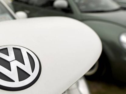 El logo de Volkswagen en un modelo Beetle.