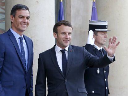 El presidente del Gobierno, Pedro Sánchez, es recibido por su homólogo francés, Emmanuel Macron, a su llegada al Palacio del Elíseo, este lunes.