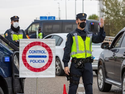 Control de la Guardia Civil para comprobar que se respeta el confinamiento perimetral de Zaragoza, el pasado octubre.