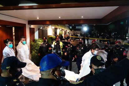 Forensic doctors remove the body of Yrma Lydya from the Suntory restaurant, in Mexico City, on June 23, 2022.