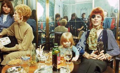 Bowie con Duncan Zowie Jones (futuro director de pelis como 'Moon' y 'Código fuente') fruto de su relación con Angela Bowie, en Ámsterdam en 1974