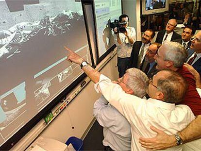 El director de la NASA, Sean O&#39;Keefe, abraza a sus colegas tras recibirse las primeras imágenes del <i>Spirit.</i>