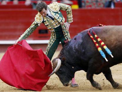 El valenciano Rom&aacute;n en un muletazo con la derecha a su primer toro.