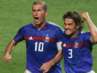 Zidane y Lizarazu en la Eurocopa 2004. 