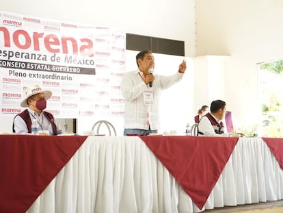 Félix Salgado Macedonio, de pie, en el Consejo Estatal de Morena de Guerrero, a finales de enero.