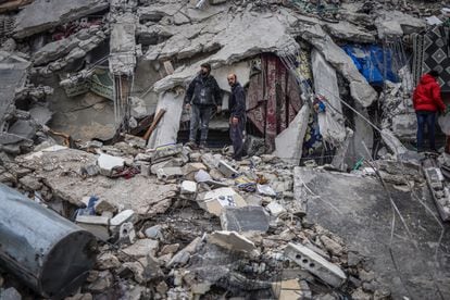 Varios operarios trabajaban en los escombros de un edificio derruido en Idlib, Siria. 