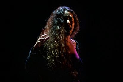 Sandra Carrasco, en un momento del espectáculo 'Alzapúa', en el festival Flamenco on Fire.