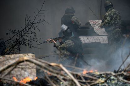 Fuerzas especiales ucranias toman posición en un control de carretera que ha sido asaltado en Slavyansk.