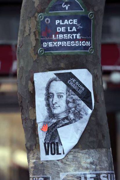 Un cartel en el que se lee "Plaza de la Libertad de Expresión" y una imagen de Voltaire, en un árbol en la plaza de la República de París, en 2015.