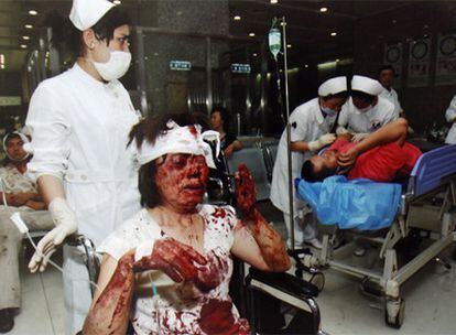 Enfermeras de un centro médico de Urumqi atienden a algunos heridos en los disturbios.
