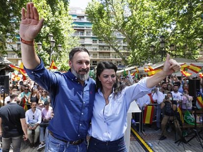 Santiago Abascal y Macarena Olona, en el acto de precampaña de su partido en Granada, este sábado.