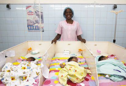 Via-Juliana Akre, infermera de 41 anys, al seu hospital a Abidjan (Costa d'Ivori).