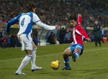 El 'Kun' intenta robar el balón a Cáceres
